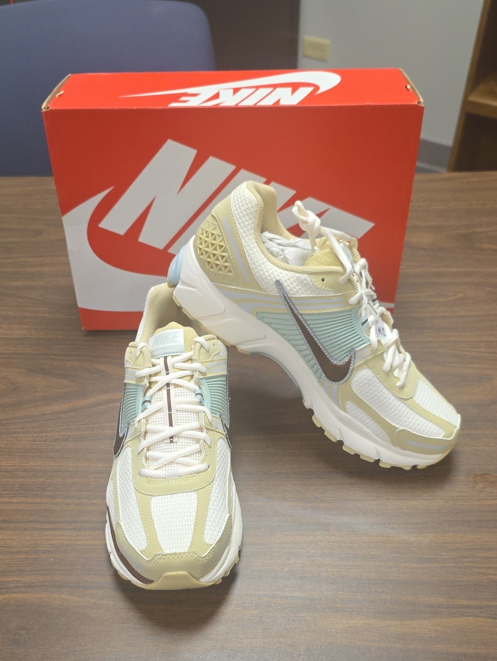 Nike Zoom Vomero 5 SE Team Gold/Fauna Brown IB2987-700 Men's 10/Women's 11.5 New